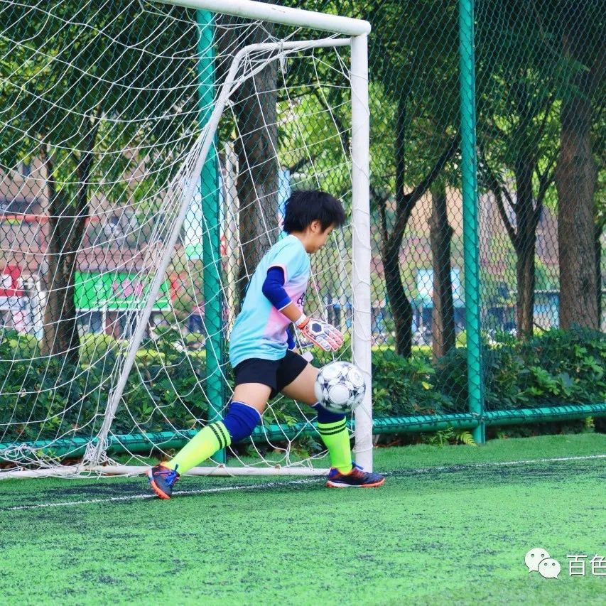 开云体育-足球对决中，女球员奋勇争先